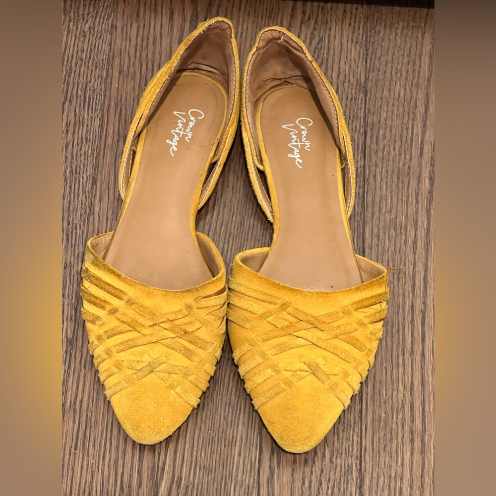 Women golden/yellow pointed flats in a size 6.5